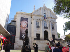 アルファマ地区から坂を下って来て、カテドラルの真横を通って着いた電停で下車しました。広場に面してサン・アントニオ教会が建っています。リスボンの守護聖人です。教会の前に銅像が立っています。
