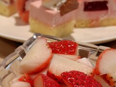 手前：フレッシュ苺とミルクジュレのグラス仕立て　練乳をお好みで
練乳でもいいですが、3種ベリーのマチェドニアのシロップでもいいと思います。


＊各写真のスイーツたちの名前をちまちま入力していたら、ログイン画面になり、また入れ直しかいっ。とりあえず入力したものは残してほしいわぁ