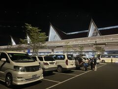 　事前にホテルの送迎車を頼んでおきました。35ドル（5,600円）です。比較的小さい空港だったので、名前を書いたプレートを持っていてくれたドライバーはすぐに見つかりました。駐車場まで歩きましたが、やはり暑いです。ハノイとは違いますね。