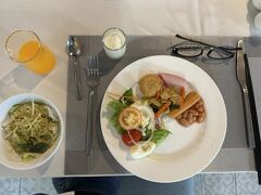 　本日はこんな感じで盛ってみました。フォ－と卵料理はライブキッチンでオーダ－します。左に写っているこのフォ－は野菜たっぷり入り、麺が細く美味しかったです。
