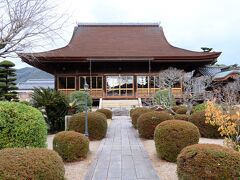 入母屋造・檜皮葺の屋根が美しい本堂は1479年、和様の建築様式により建立され、現在では国の重要文化財になっています。