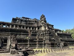 　バプーオン遺跡は、11世紀中頃にアンコール王朝14代目の王であるウダヤディティヤヴァルマン2世によって建立されました。
　シヴァ神に捧げられたヒンドゥー教寺院で、3層からなるピラミッド型寺院です。