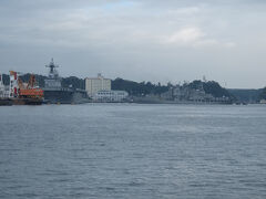 対岸には海上自衛隊基地が見えます。
この日は大型艦艇は出払っていましたが、韓国海軍が遊びに(?)来ていました。どこの国の船も灰色なんですね。