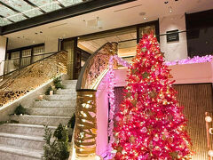 秋の3連休！！
4トラベラーのゆっこさんが京都へ遊びに来られたので、一緒に夕食を楽しむことに。
お泊まりのフォション京都のクリスマスツリーがピンク色で可愛いな♪