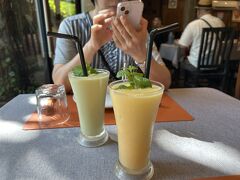 　スラ・スランというバンテアイ・クディの東に位置する人工池の前でレストラン通りになっている様です。
　ちなみに人工池もカンボジアにあるアンコール遺跡のひとつです。アボカドとマンゴーのシェイクです。冷たくてすっごく美味しい！