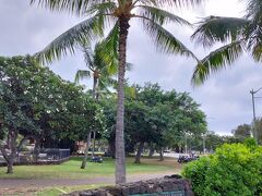 カピオラニホテル公園。 昨日はマラソンのゴールでたくさんの人で賑わっていたのが嘘のようです。