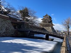 高島城
かつて諏訪湖が広かった時代には湖と河川が周囲をめぐり壕の役割を果たし「諏訪の浮城」と呼ばれていたのだそうです。明治維新後、天守閣は撤去され、高島城は公園として開放されることになりますが、地元住民の強い要望もあり昭和45年（1970年）天守閣が復興されたのだそうです。