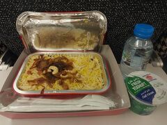 イスタンブールからアブダビはエティハド航空で予約したんだけど、エアーアラビアの運航で、機内食は超まずかったです。
でもラウンジでたらふく食べて満腹だったので、1口だけ食べて爆睡してしまいました。

エアーアラビアはサイトがバグってて、事前座席指定とかオンラインチェックインができませんでした。
