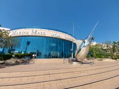 Marina view pointからマリーナモールまでタクシーで17AED、746円。
近いんだけど、とにかく敷地が広くて駐車場が超デカイ上に、ぐるっと回って入るからタクシーの走行距離がすごい。でも暑いし歩いたら大変なことに。