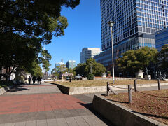 良い天気だったので久屋大通りを散歩しました。冬だということもあり、花はなく、イベントも特にやっていませんでした