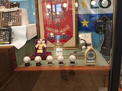 プレナ幕張内には、マリーンズのグッズショップ「マリーンズストア(海浜幕張店)」が入居しています。