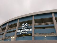 マリンスタジアム正面。カモメのマークが、印象的でした。