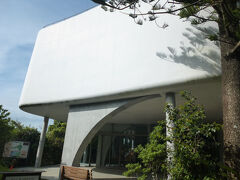 駐車場に向かって戻る途中に、ここ南方熊楠記念館があります。南方熊楠は和歌山県が生んだ世界的な博物学者で、生涯、博物学や民俗学、植物学などを中心として研究。地域の自然保護にも力を注いだエコロジストの先駆けでもあったことがここで知る事ができます。。