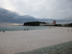 夕食に向かう前に白良浜海岸を散策