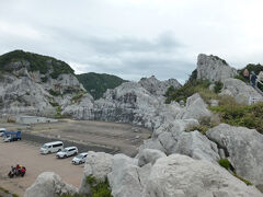 道の駅白崎海洋公園へ到着。駐車場があったので、こちらで停めて道の駅の方へ訪ねたところもっと奥まで車で行けるとのこと。こちらがその先の駐車場です。道の駅は広くはないですがきれいで、飲食もでき雨宿りしている方もいました。