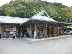 白崎海岸から１時間15分ほど、こちら道の駅あらぎ里に到着。食事に来ている方も多く、結構賑わっていました。ここで棚田の場所と駐車場の場所を確認して、出発。