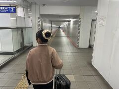 夫にバイバイしたあと気がつきました…
今日はJALじゃなくてANAだった∑(ﾟДﾟ)！！

時間に余裕持っていたので良かったです(^◇^;)
地下通路を歩いて移動。