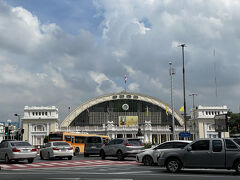 さて、観光が主体ではない旅といっても
皆さんの旅行記などで
現在のバンコク事情を知るにつれ
自然に興味を惹かれるものも
出てくるわけで…

今から向かうのはそんな場所のひとつ

ホテル最寄りのルンピニ駅から
MRT（地下鉄）乗車
3駅先のファランポーン駅で降りました