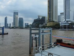 やっぱりエアコンが効いた店で
涼みながら食べたいな～

対岸のアイコンサイアムへ行ってみよう
Si Phrayaの船着場から専用の渡し船に乗って…