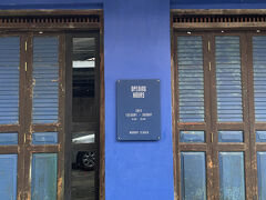 ホン・シェン・コン（Hong Sieng Kong）

アンティークショップ兼カフェのこちら、
フォトジェニックな空間を
撮影してみたくて訪れました

叶うことなら川沿いのテラス席で
ビール休憩といきたかったのですが
なんと定休日ですと～( ﾉД`)ｼｸｼｸ…