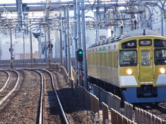 参考。西武池袋線の複々線区間。
東武東上線の複々線区間は埼玉県内にあり、メトロ有楽町線の池袋-和光市間が実質的な複々線の一部として機能する。
一方西武池袋線は、都内練馬区の、練馬-石神井公園間が複々線区間で、練馬から地下鉄（西武有楽町線・メトロ副都心線）が池袋を経由しバイパスとして機能する。両者は地下鉄小竹向原で合流するが、その先、池袋までは地下鉄線も複々線になっている。池袋から、有楽町線、副都心線へと別れる。
東上線、西武線いずれも有楽町線、副都心線に乗り入れており、どの電車に乗っても、結果的に池袋に行けるので、乗客も効果的に分散、混雑緩和に貢献している。
両者とも小田急や東武伊勢崎線に比べ複々線区間は短いのだが、練馬・小竹向原の配線の合理性もあって効果的に機能している。
東武は高架化をせずうまい具合に立体交差化を実現したが、西武は高架化工事が付帯し、それも目白通りの付け替え等、結構大変な工事が多く、21世紀になりようやく複々線化、それも段階的に伸ばし、現在の姿になったのは石神井公園駅が高架化された2012年である。この結果、1987年に210%という混雑率だった当線は2002年に155%と劇的に低下した。
計画では保谷まで複々線化の予定だったが、石神井公園に短縮された。
