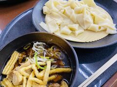 1/6（月）
世間の皆さんは仕事始めの日に旅に出ます。
11時少し前に出発して、首都高も高速道路もすごく空いていてスムーズでした。
高坂SAでお昼ご飯。
埼玉なので、肉汁ひもかわうどん。
麺がもちもちで予想を上回る美味しさでした。
最近SA・PA飯を食べるのが楽しみです。