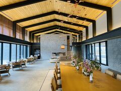 コンビニ＆ツルヤに立ち寄って飲み物・食べ物を仕入れてから、ホテルにチェックイン。
14:40でしたが、チェックインできてありがたい。
今回宿泊するのは、VIALA軽井沢Retreat creek。
