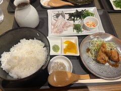 お風呂上がり、夕食は鯛飯。鯛飯屋さんは結構あった。席が空いていたので、こちらに。鯛飯か鯛茶漬けか迷い、私は鯛茶漬け。料理人がお一人？だったのか結構食事が出るまで待たされたけど、すごく美味しかった。お出汁がいい。じゃこかつも美味しかった。