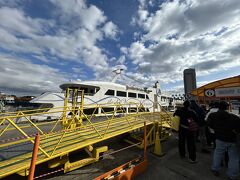 時刻は10時半。船の名前はイルドバカンスプレミア。乗船券はネットで購入したが、窓口での引換を忘れて列に並んでいたので、びりっけつになってしまった！（でも、ベビーが船内動き回るので席を確保する必要はなくあまり困らなかったw）