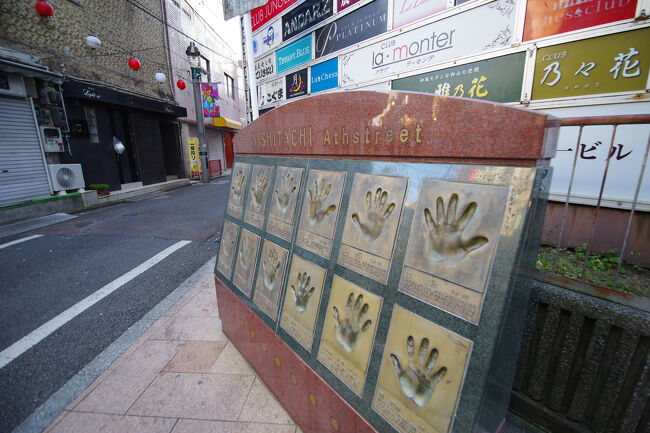 繁華街ニシタチには有名アスリートの手形のモニュメントがありました。<br />このあたり夜はすごく賑やかでしたが、朝は割合静かでした。