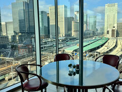 １月３日。
珍しく、３が日のうちに友人と会食。
大学の同級生２人と、FSホテル丸の内でランチします。
鉄分少ない私でも、けっこうアガる景色です。