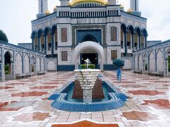 絶対に覚えられない長い名前のモスクは、現在のボルキア国王が建てた豪華絢爛なモスク。　通称：ニュー・モスクと呼ばれています。　このモスクも、青空をバックに撮影出来たら良かったのですが、めっちゃ雨降ってて曇り空なのが残念…。　