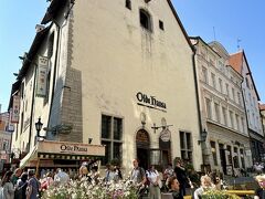 日中は結構暑い　休憩しましょう～
ハンザ同盟都市として栄えた15世紀のエストニアが舞台となってるオルデ　ハンザ
予約していないけど、すんなり入れました
