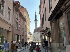 旧市庁舎の前にあるラエコヤ広場　昔はここで処刑もしていたようですが…
今は、たくさんのレストランが並び、野外マーケットや冬にはクリスマースマーケットも開かれるようです
この日も野外コンサートをしており賑やかでした
