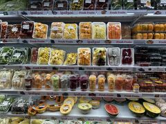 　なかなか楽しそうなので、とりあえずココナッツミルクを１本買い、明日ゆっくり買い物することにしました。
　そして夕食へ向かいます。