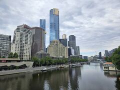 ユーレカタワー(ブルーの高層ビル)
2006年に完成した高さ300mの超高層ビル。88階には展望台があり、メルボルンとその周辺の美しい景色が一望できる。展望台からガラス張りのキューブが飛び出し、床の景色まで見られるアトラクション「The Edge」も人気。