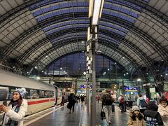 15分くらいでフランクフルト中央駅に到着です。
7時50分頃ですが外はまだ真っ暗…。
観光するにも暗いし、どうしようかな。
とりあえずスーツケースをコインロッカーに預けたい。