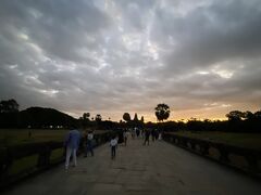 現地ツアーは、アンコールワットから昇る朝日の鑑賞から。前日と同じガイドさんにホテルに迎えに来てもらい、早朝5時半にスタートです。少し雲が多かったですが、切れ目から見える空と徐々に色濃くなっていくオレンジの光に期待が膨らみました。