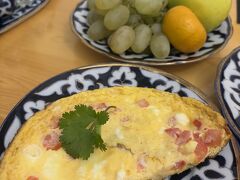 朝食はオムレツやフルーツなどもたくさんあり、豪華でおいしかったです