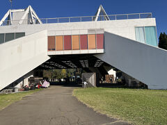 再び、バスに乗って、まつだい農舞台にきました。
オランダの建築家グループ・MVRDVが設計した施設で、この建物の近くに作品が集まっています。

ここまでずっと車がないと行きにくい場所の作品を見てきましたが、この施設はほくほく線のまつだい駅から近く、公共交通機関で行けそうです。