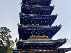 象徴的な五重塔は、青龍塔と名付けています。
日本では例が少ない青色である事から名付けられたようですが、仏の智恵と、東西南北を司る四神のうち東方を司る青龍をイメージして建立されています。

寺伝によると1578年頃の荒木村重の乱により、多宝塔や五重塔を含む堂塔伽藍は甚大な被害を受け灰燼となり、1603年に豊臣秀頼により伽藍が再興されました。
ただし、この時には多宝塔や五重塔の再建は叶わず2007年多宝塔が再建、2017年に五重塔が再建されました。

五重塔の地下には、ネパールのダルマキールティ僧院より請来された仏舎利が祀られ、各層の四隅にはバッタ、トンボ、龍等の飾り瓦が配されています。
これは様々な生き物が一体となって、仏塔＝釈迦仏法を末永く護って貰いたいという願いが込められています。

塔の内部は、心柱を大日如来と捉え、心柱を背にして四方を阿閦如来、宝生如来、無量寿如来、不空成就如来の、金剛界五仏が祀られています。