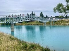 約3時間で「テカポ湖」に到着。
テカポ湖はクライストチャーチとマウントクックの間にあります。

星空が美しい場所ということで有名だけど、この時期の日の入りは夜9時20分過ぎ。
真っ暗になるのを待って星空観察しようとすると深夜になってしまうので、早寝早起きの夫が嫌がるパターン。今回は昼間の観光のみに。
