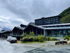 どんよりお天気の中、宿泊先の「ハーミテージ」に到着。

素泊まりでしか予約できなかったから、ホテルでの食事は諦めていたのだけど、この日はクリスマスということで「お祝いの食事を楽しんで～」と、無料で夕食と朝食がついてくることに。

え～そんなことあるんだ！嬉しい♪