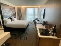 「ノボテルクライストチャーチ」はできたばかりの新しいホテル。
明るくておしゃれ。ここももちろん、パジャマもバスローブもスリッパもなし。
アメニティ―はシャワーキャップのみありました。