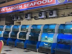 ホテル近くのクリーニング屋さんにクリーニング依頼してから夕食です。
島から帰りその後雨模様が続いて居ることもあり、このKK　GARDEN　SEAFOODレストランへ
