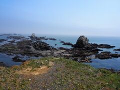 直線状に沖合2キロメートルまで岩礁が続き、さらに海面下には6キロメートルの岩礁が続いています。まさに日高山脈がそのまま海に続く「海の難所」で、過去には多くの海難事故が発生。