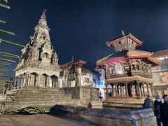 夕食を食べにダルバール広場周辺のお店へ。日中は人でごった返しているであろう広場が、夜は静まり返っていて、非常に綺麗で厳かに感じました。