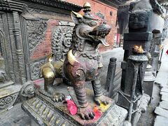 バイラヴナート寺院。狛犬的な像が対であるところは、日本でも同じですね。