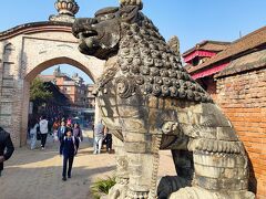 中学生か高校生かぐらいの子供が制服を着て学校に通う様子が見られました。ネパールの正月はこの時期ではないので、年末年始も関係ないのかもしれません。