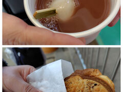 おしるこはテイクアウトのみ。私、お茶は好きでよく飲みますが、味噌汁のお汁とかラーメンのスープとかは飲まないんです(飲んだところで少々）。そんなもんだからおしるこの汁も飲み干すことはしないので、私はパス。私はやっぱりあんバターどら焼きを。あんとバターのうまさのコラボ、誰が考えたんやろね。

そして前の人が何かをオーダーしたら「焼けるまでお待ちください」と店員さん。何をオーダーしたかを聞いてなかったのですが、きっとたい焼きだろうと私たちも買います。焼きあがるまで5分ちょい待ちます。
焼きたてのたい焼き。こちらのたい焼きの皮はパリッとした食感です。